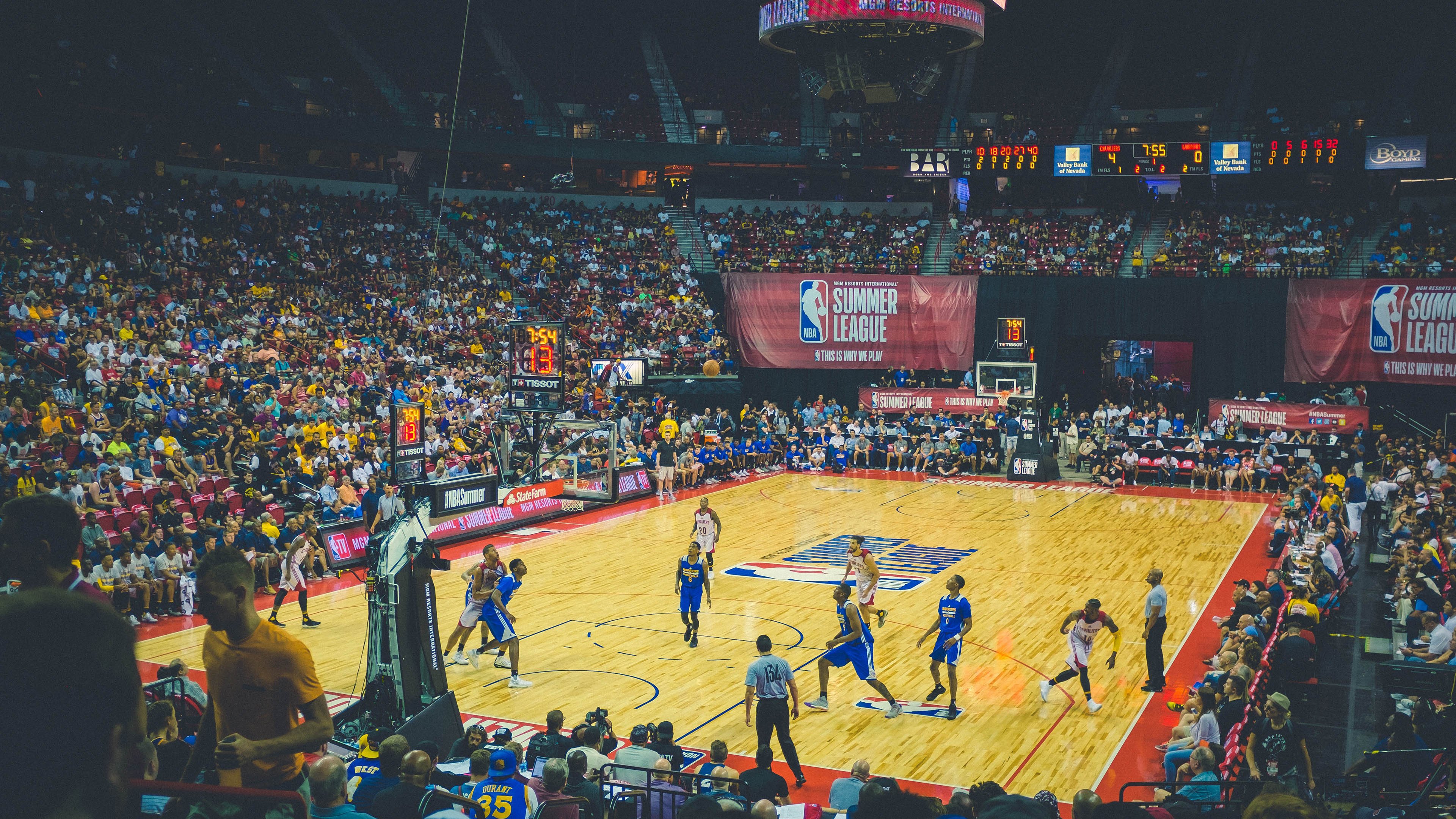 76人连续得分压制上海队，浓眉成为关键先生